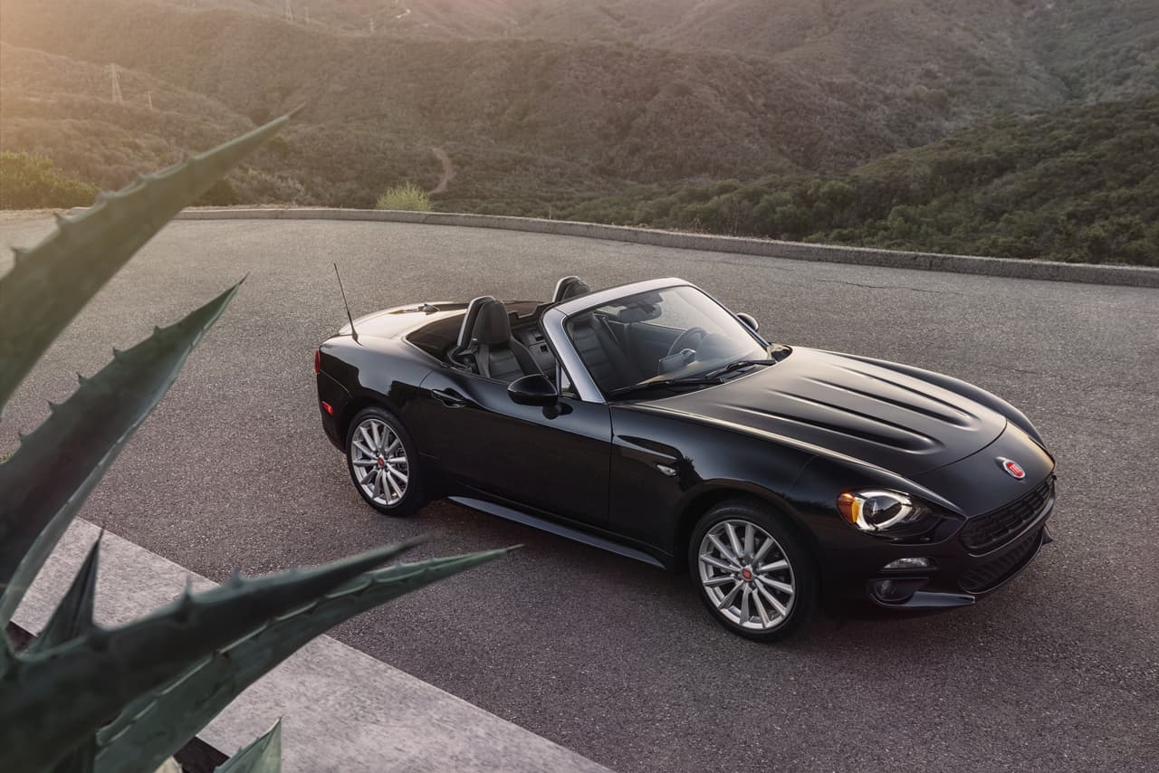 <b>Fiat 124 Spider 2020</b>
<br>Potencia mínima: 160 caballos de fuerza
<br>Precio de venta sugerido por el fabricante: $25,390
<br>
<br>El Fiat 124 Spider combina el estilo italiano con la ingeniería japonesa. Con su motor turboalimentado y escape de notas altas, este deportivo ofrece más drama auditivo que el Miata. Así también, su suspensión calibrada le da una sensación más plantada y menos movimiento del cuerpo. Dejas caer el techo y la experiencia te envuelve aún más. De esta manera, los 160 caballos de fuerza de su motor de cuatro cilindros son más que suficientes y los $25,390 de su etiqueta muy bien invertidos.