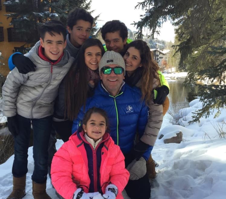 Eduardo Santamarina con sus gemelos Roberto y Eduardo cuya mamá es Itatí Cantoral. Sebastián y Romina hijos de Mayrin Villanueva y Jorge Poza y la pequeña Julia, hija de Mayrín y Eduardo.