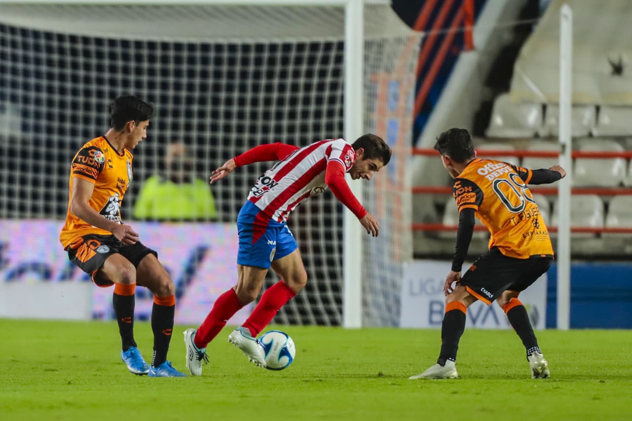 Tuzos y Chivas empatan 1-1 en Pachuca, los locales fallaron un penal en la recta del partido. Pachuca continúa en el fondo de la tabla con tres puntos y las Chivas se sitúan en la 12 plaza con 7 unidades.