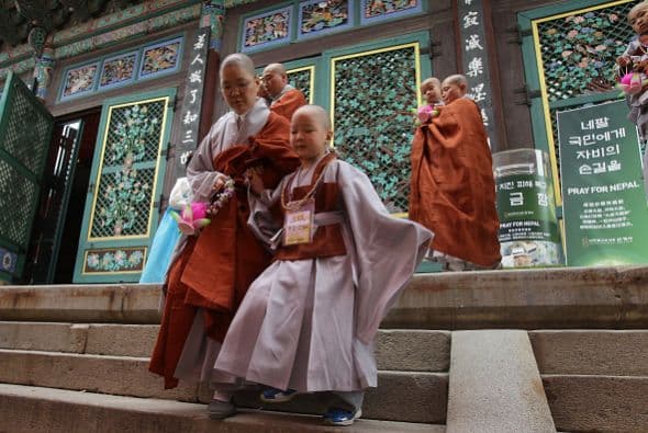 Los niños permanecen en el templo para aprender sobre budismo durante 14 días.