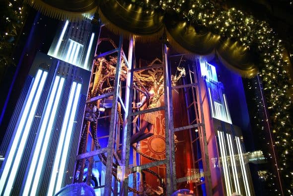 Las vitrinas navideñas de Saks FithAvenue están listas para ser admiradas por millones de visitantes. Con atuendos y accesorios lujosos que suman miles de dólares, las vitrinas se han convertido en un ícono de Nueva York. Mark Briggs, Jefe de Marketing y creativo para Saks Fifth Avenue, dijo en un comunicado que este año se han incorporado elementos nuevos , por lo que es una experiencia como ninguna otra ... una experiencia para recordar."