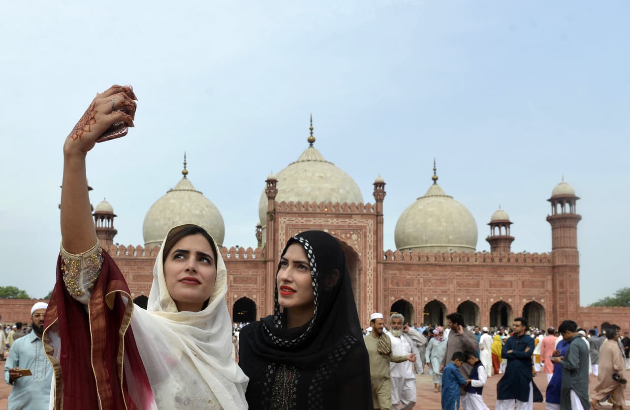 <b>Mezquita de Badshahi, Lahore (Pakistán)</b>
<br>Para encuadrar bien este tipo de fotografías arquitectónicas con personas recuerda
<a href="http://www.fotonostra.com/fotografia/reglatrestercios.htm">la regla de los tercios </a> y si ya estás en modo experto, prueba con
<a href="http://www.dzoom.org.es/descubre-que-es-la-proporcion-aurea-y-como-puede-ayudarte-en-la-composicion-de-tus-fotos/">la proporción áurea</a> para lograr composiciones armoniosas.