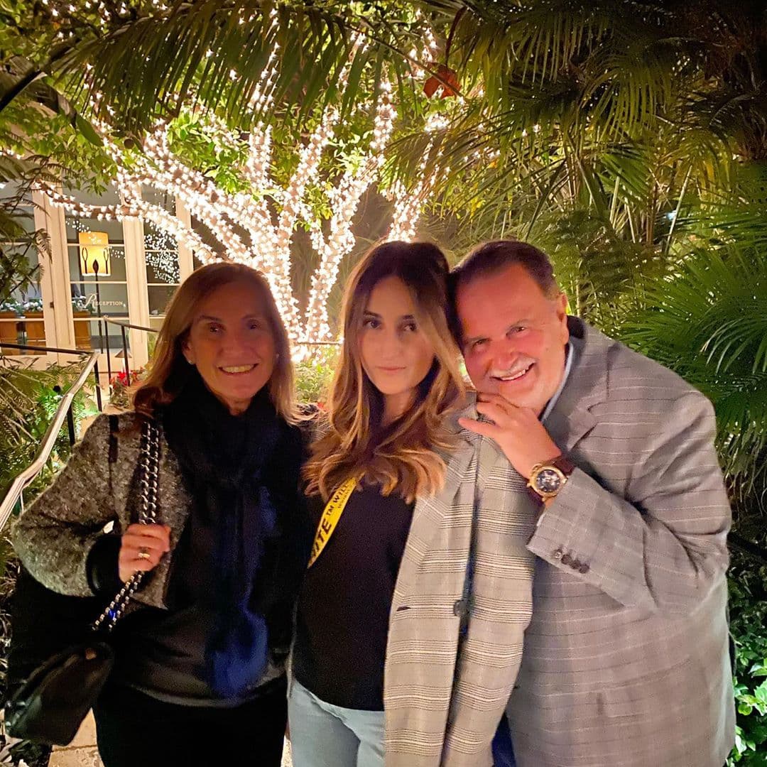 Mia lucía feliz junto a sus padres, quienes mostraron su mejor sonrisa al posar junto a su hija universitaria.