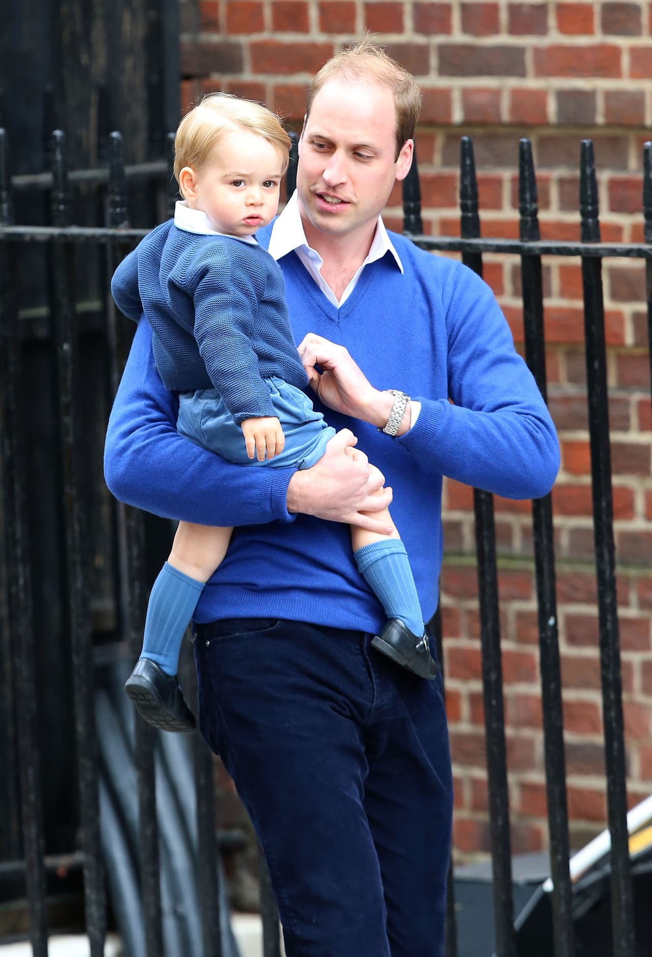 El estilo que se perfila para los pequeños en la realeza británica termina por afectar la manera como de grandes vestirán los hombres de 
<i>Buckingham</i> , basta con ver cómo el Príncipe Guillermo viste casi idéntico a su hijo aún hoy a sus 34 años.