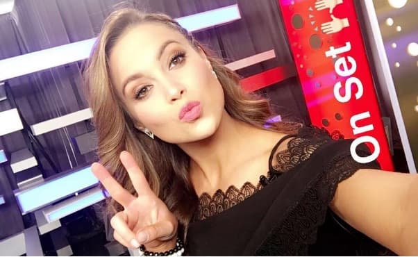 Ligia Uriarte, nuestra conductora del set digital, llegó guapísimal venue para hacer las primeras entrevistas en los ensayos, y aprovechó para mandar a todos un beso.