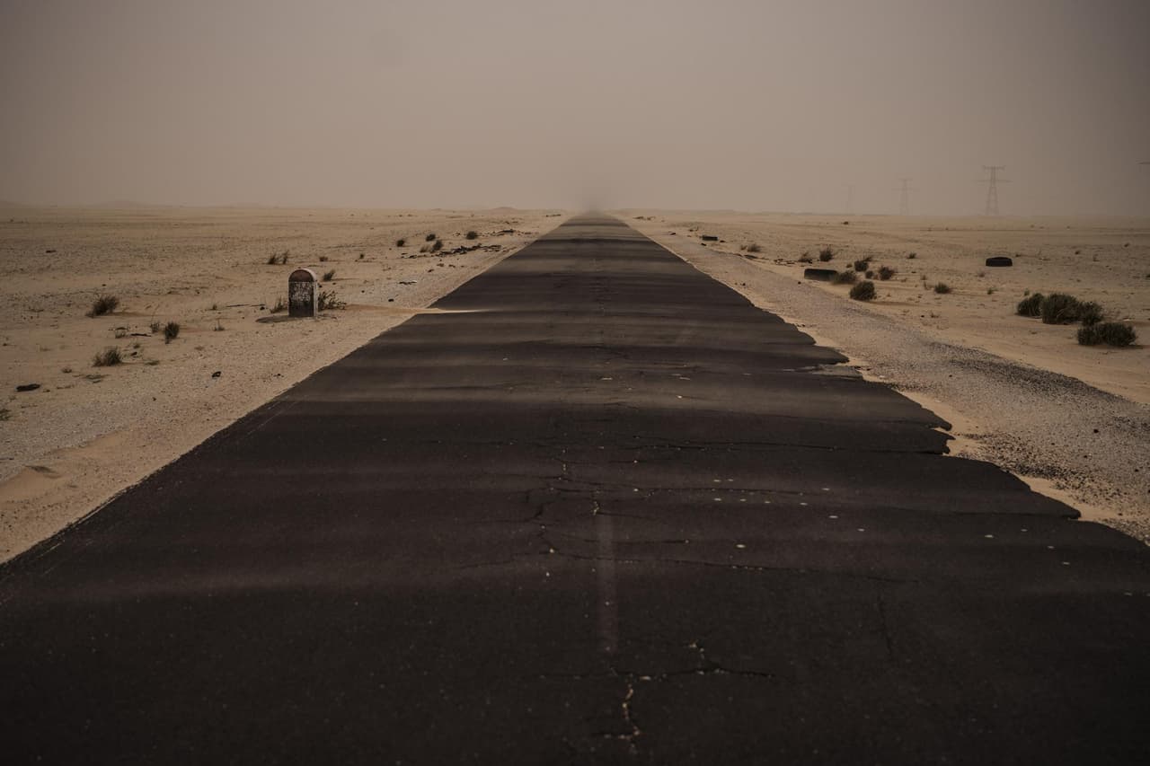 Una pista de asfalto cubierta parcialmente de arena cerca de Nuadibú, Mauritania, el 2 de diciembre de 2021.