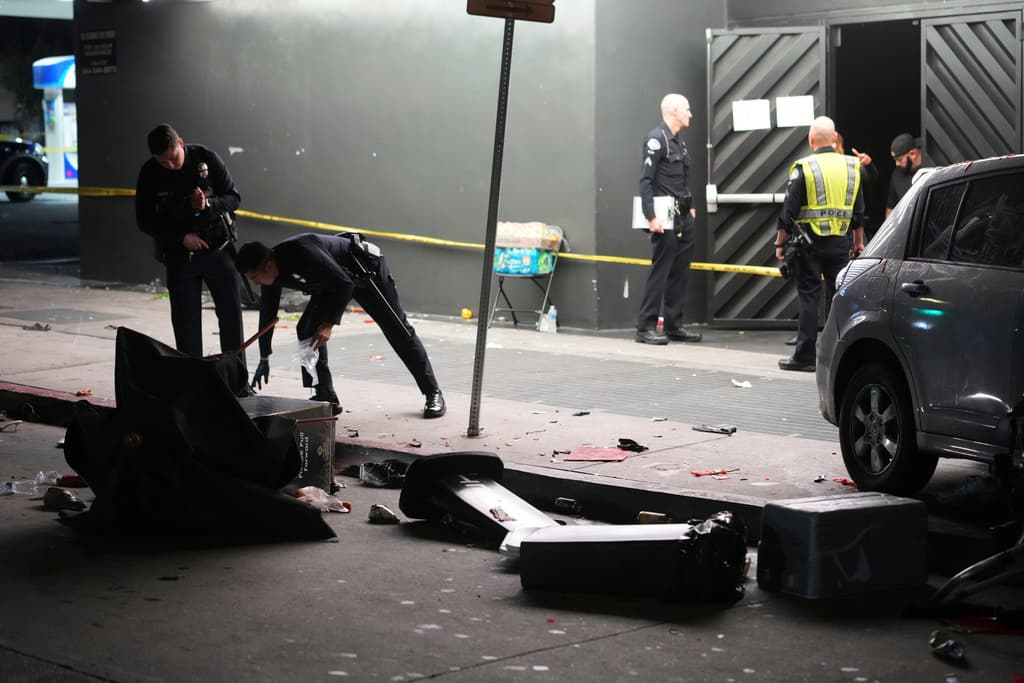 Agentes de la Policía de Los Ángeles 
<b>trabajan para saber qué ocurrió antes del atropello múltiple.</b> Durante la madrugada hubo una gran movilización en el sitio con 125 bomberos y 25 oficiales del Departamento de Policía de Los Ángeles.