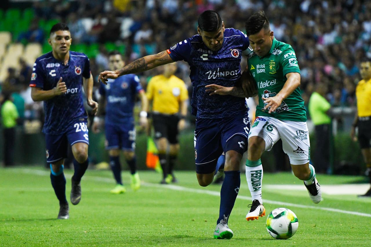 Al descanso, León estaba derrotando con claridad 2-0 al conjunto escualo y no había sensación de peligro por parte de los visitantes.