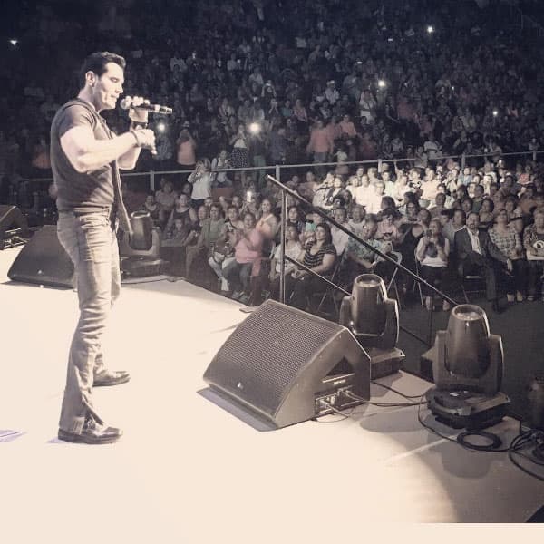 Sus seguidoras salen muy contentas al terminar cada concierto.