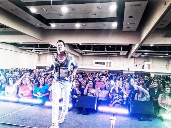 Por eso los fines de semana viaja por toda la república mexicana y la unión americana para cantarle a sus seguidoras.