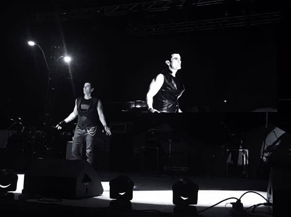 Es guapo, sexy y talentoso, ¿Te gustaría ir a uno de sus conciertos?