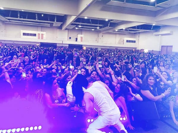 En todos los lugares en los que se ha presentado ha abarrotado, a la gente le gustan sus canciones.