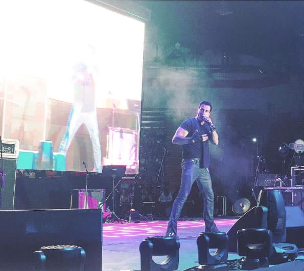 Da un buen espectáculo, no sólo por su música, también por su sexy manera de bailar.