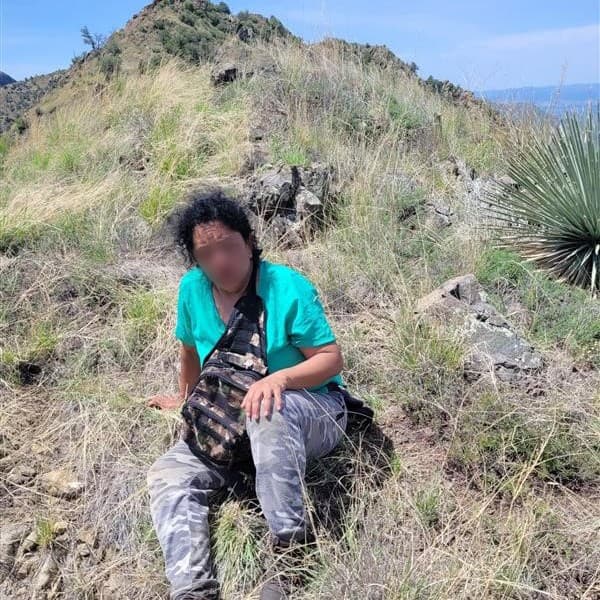 Un operativo de rescate se activó para una inmigrante guatemalteca en coordinación con el consulado de Guatemala. Agentes del equipo de Búsqueda y Rescate lograron el rescate de la mujer de 42 años. Desde octubre de 2021, los agentes de en la frontdra sur del país han realizado más de 16,000 rescates, según CBP Arizona.