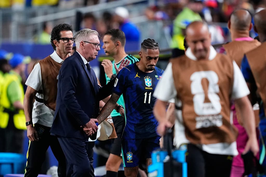 El brasileño Raphinha recibe el consuelo del seleccionador de Brasil, Carlo Ancelotti, tras abandonar el campo.