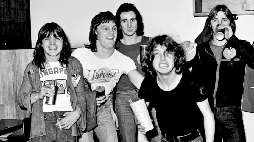 George hizo las mejores producciones de AC/DC con sus hermanos pequeños. Escribió canciones como 'She got the balls' y 'Gone shooting y Live wire', que quedaron para la historia musical.