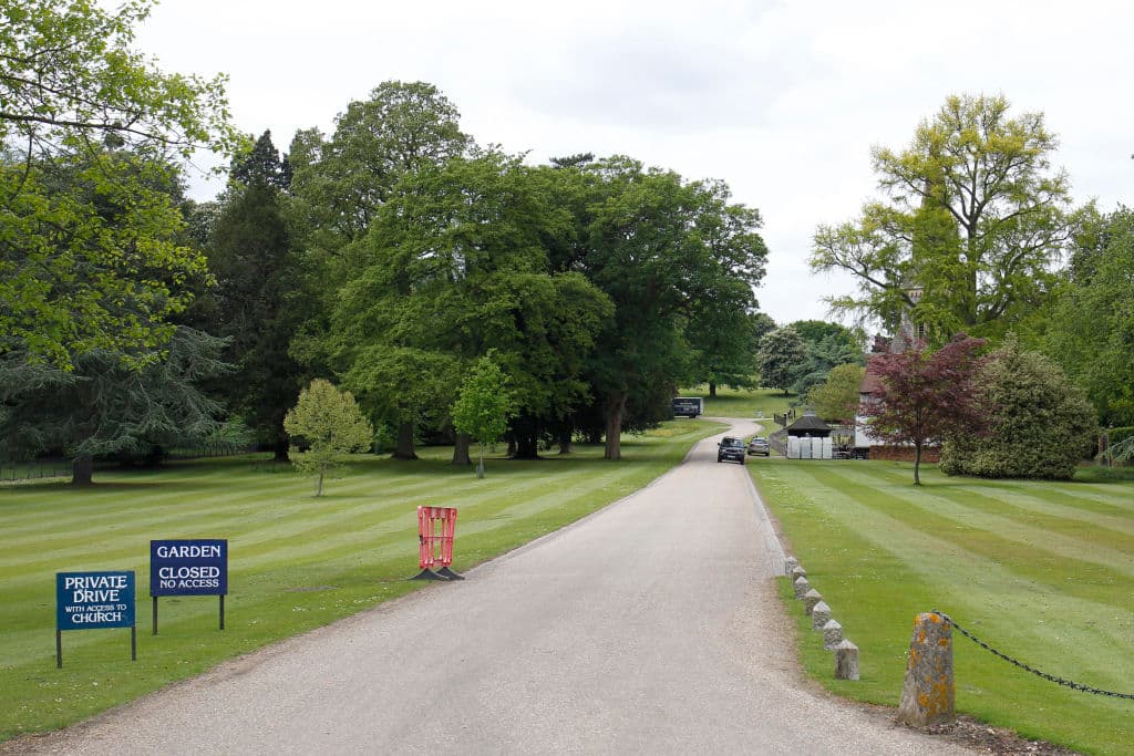 Este fue el camino que recorrieron tanto los novios, como los invitados para llegar a la iglesia St. Mark Englefield.