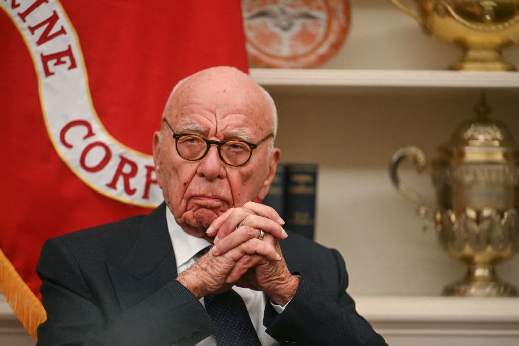 El magnate de los medios, Rupert Murdoch, en el Despacho Oval, participando de la firma de una orden ejecutiva de Trump para crear un fondo soberano de riqueza estadounidense, en febrero de 2025.