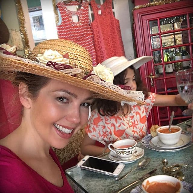 O juega con Sabrina, por ejemplo toman el té juntas.