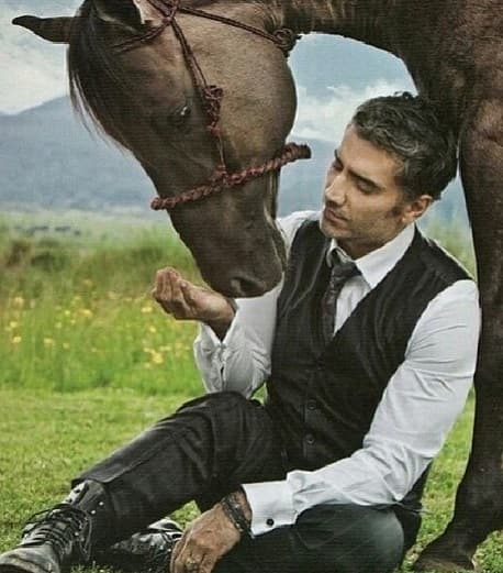 Al parecer, las fuertes lluvias provocaron que la camioneta en la que viajaba con su chofer, se volcara.