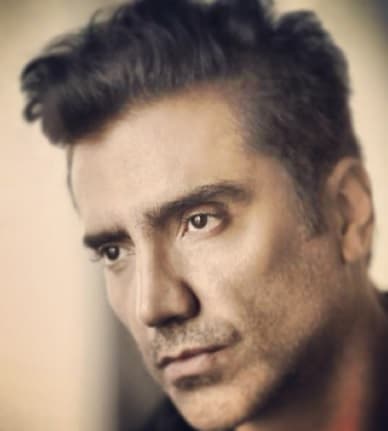 Detrás de ese vehículo venía otro carro con algunas personas cercanas al cantante, quienes de inmediato lo auxiliaron y lo trasladaron a una clínica cercana llamada San Javier.