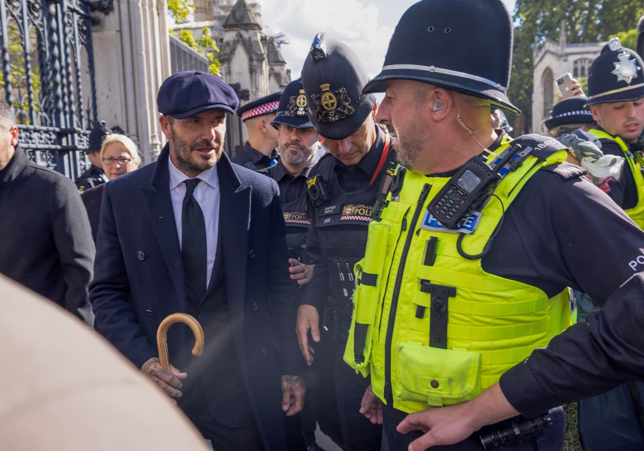 Con un traje negro y una gorra, el que fuera futbolista de la selección inglesa, el Real Madrid y el Manchester United, compartió "sandwiches", "sorbete de limón" y "donas" con el resto de personas presentes en la fila, reportó la agencia EFE.
<br>