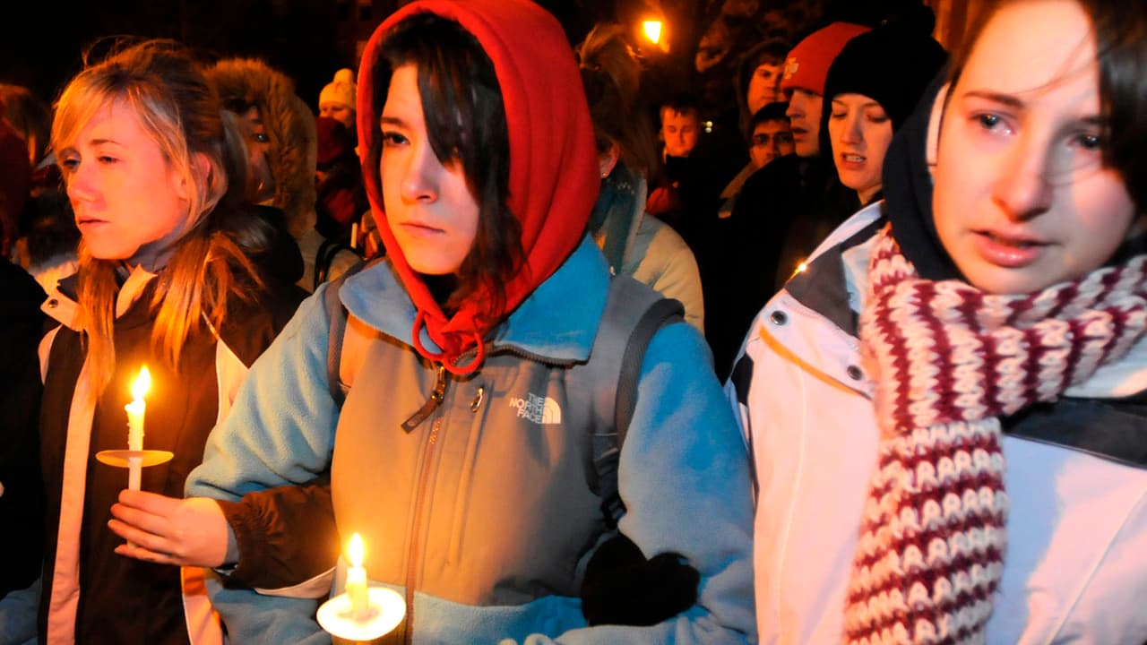 Los estudiantes en luto intentaban consolarse después de haber sobrevivido la tragedia.