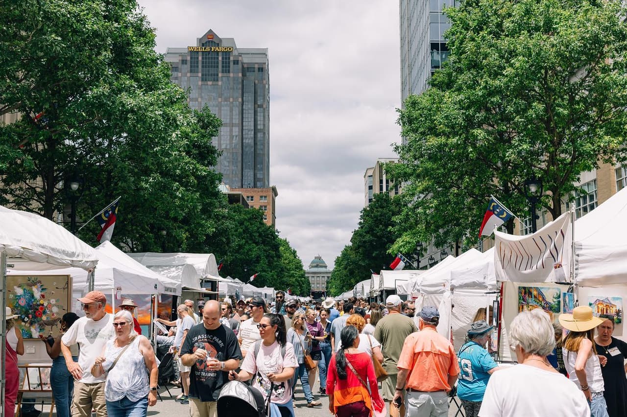 <b>Evento</b>: Artsplosure - The Raleigh Arts Festival
<br>
<b>Fechas</b>: 18 y 19 de mayo
<br>
<b>Lugar</b>: Fayetteville Street. Dowtown Raleigh
<br>
<b>Sitio web</b>: 
<a href="https://raleighartsfestival.com/">https://raleighartsfestival.com/</a> 
<br>
<br>Uno de los principales festivales artísticos del sudeste de Estados Unidos, Artsplosure: el Festival de las Artes de Raleigh celebra las bellas artes visuales y la música en vivo desde 1980, exhibe el trabajo de más de 180 artistas, utilizando innumerables medios, para que todos lo vean y disfruten.