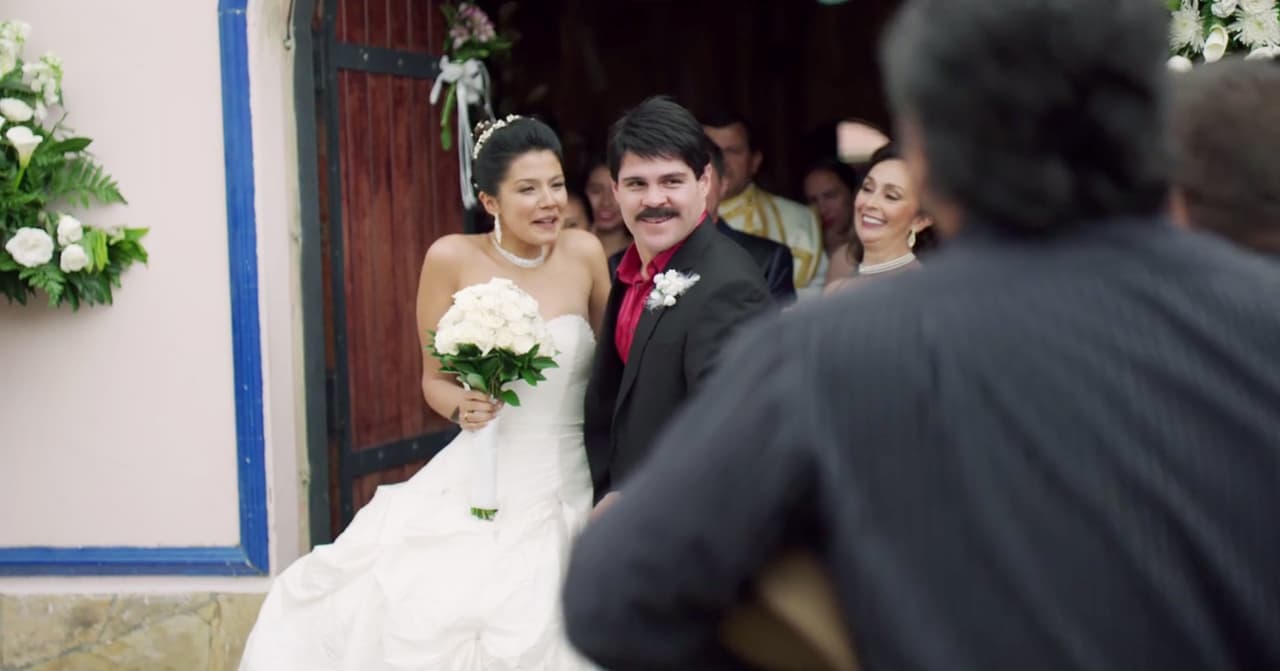 Guzmán Loera también gastó miles de pesos para que el día de su boda, él y su amada lucieran ropa de la más alta calidad. Se dice que vistió a Emma Coronel con sedas, encajes, tules y azahares y él lució un tuxedo del prestigioso diseñador Giorgio Armani.