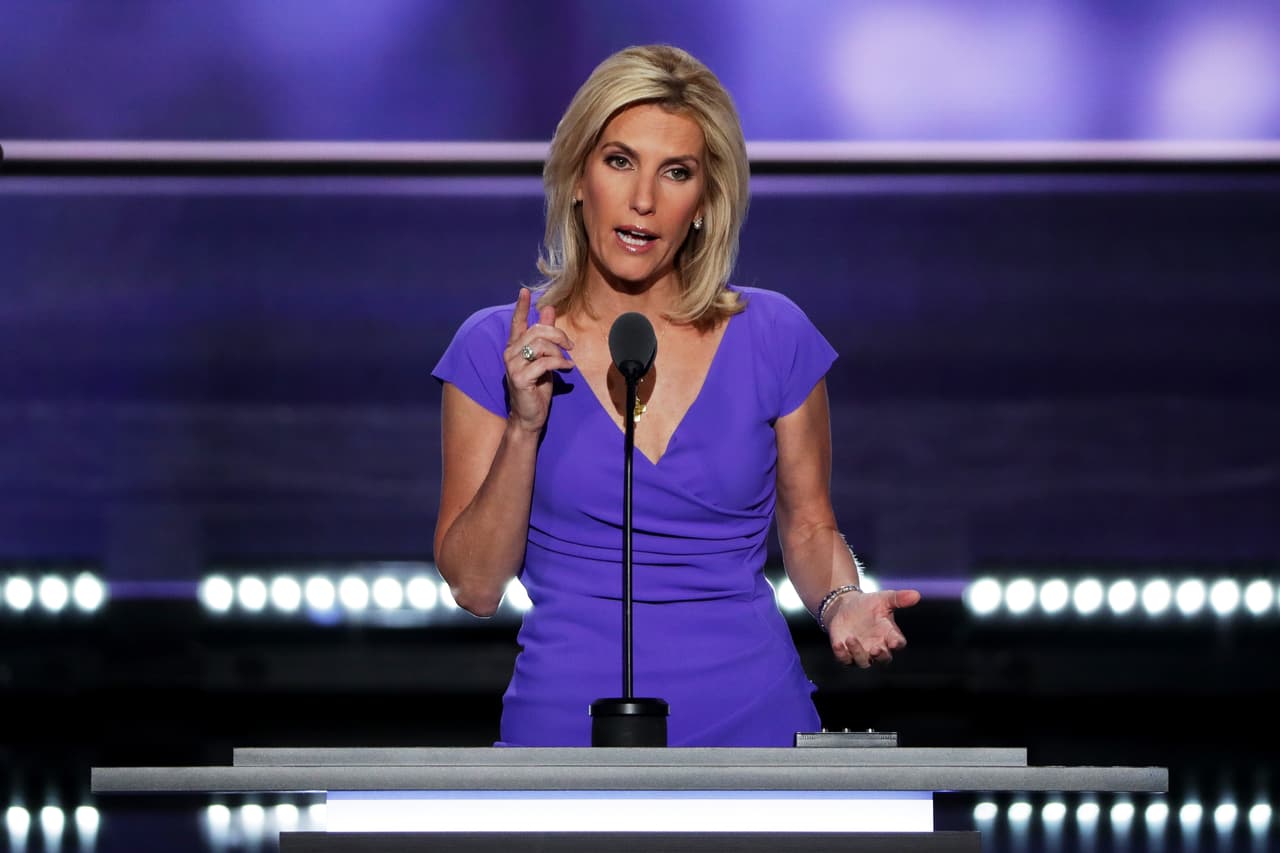<b>Laura Ingraham, presentadora de Fox News.</b> Junto a Tucker ha sido otra de las personalidades que por años ha hecho eco de la teoría del 'Gran Reemplazo'. En octubre de 2018, por ejemplo, en vísperas de las elecciones de medio término, dijo: "Pueden estar seguros, amigos, de que sus posturas sobre inmigración tendrán cero impacto y cero influencia sobre una Cámara de Representantes dominada por 
<b>los demócratas, que quieren reemplazarlos a ustedes, a los votantes estadounidenses, </b>con nuevos ciudadanos bajo una amnistía y un creciente y nunca antes visto número de cadenas de migrantes". 
<br>
<br>Meses antes, en agosto de ese año, al referirse a los migrantes —tanto indocumentados como a aquellos que entraron con estatus— planteó la idea de que 
<b>"los cambios masivos en la demografía han sido impuestos a los estadounidenses,</b> y son cambios por los que ninguno de nosotros ha votado y a la mayoría no nos gustan".