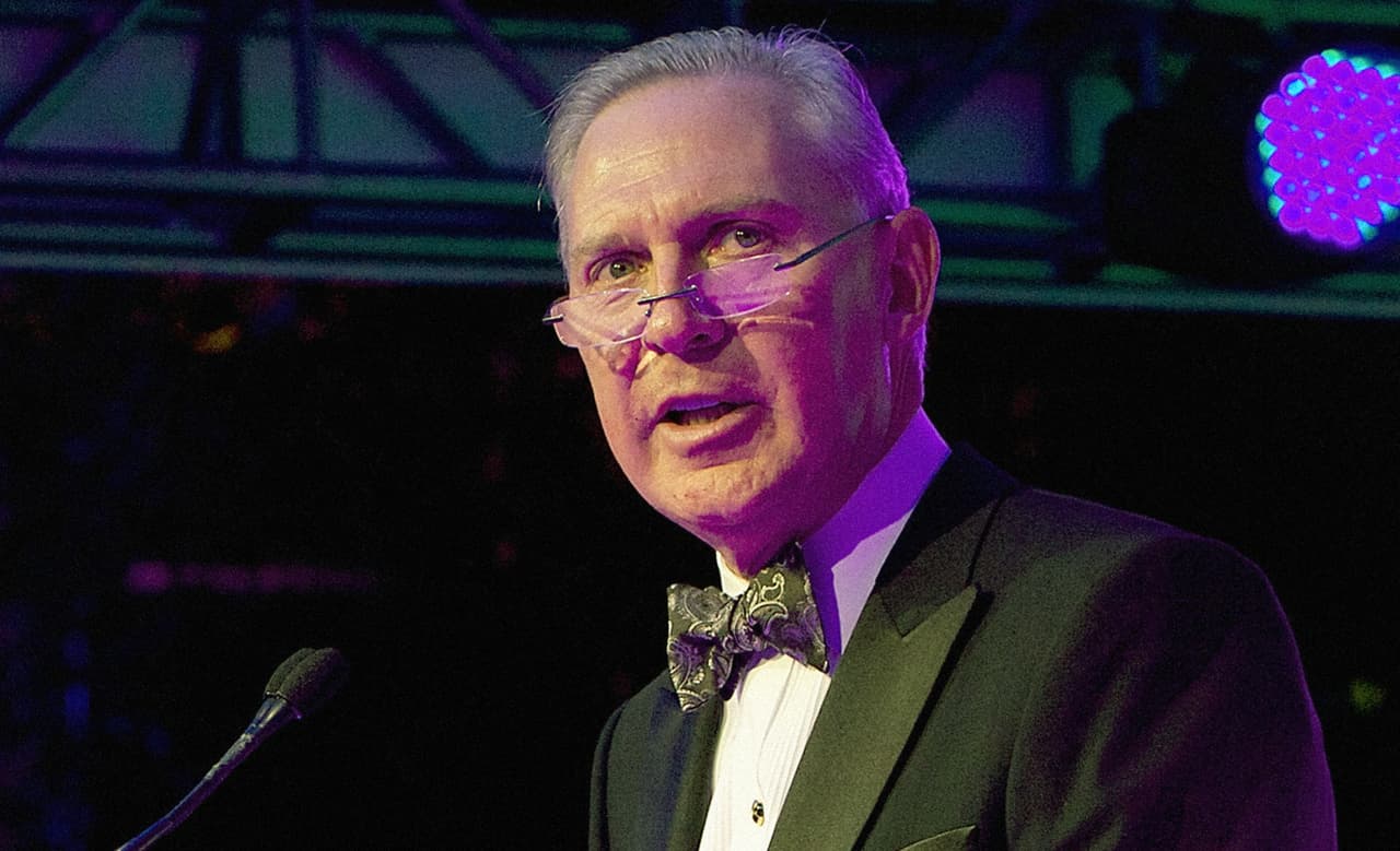 <b>Puesto 26. Familia Reyes</b>.
<br>
<br>• Patrimonio: 12,000 millones de dólares.
<br>
<br>• Cambio desde 2015: subió
<br>
<br>• Origen de la riqueza: distribución de comida y cerveza.
<br>
<br>Los hermanos Jude y Chris Reyes (en la foto) copresiden Reyes Holdings, un distribuidor de alimentos y bebidas con más de 30 mil millones de dólares en ventas y casi 30,000 empleados. Fundaron la compañía junto a su padre en 1974, en Carolina del Sur.
<br>