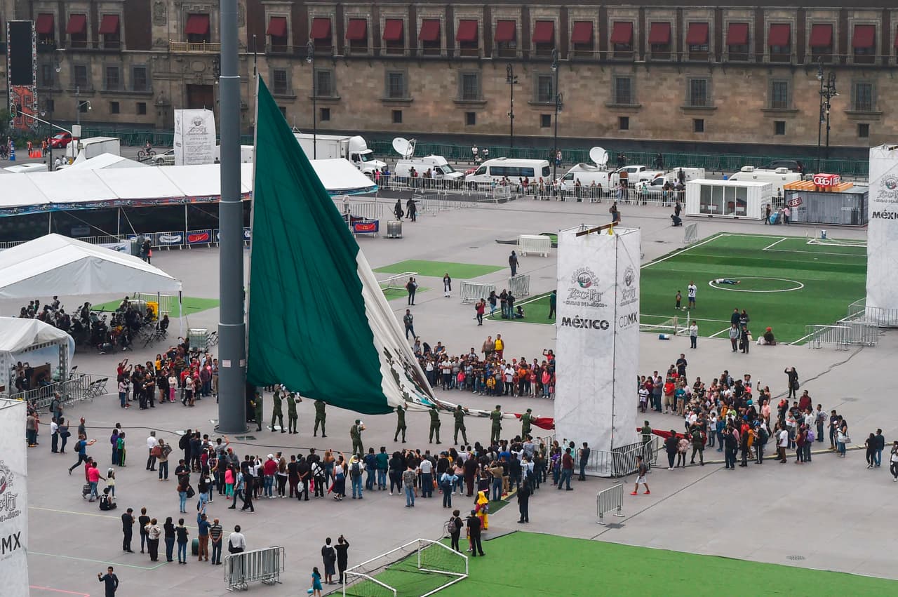 Las autoridades esperan que los partidarios del que resulte ganador se reúnan esta noche en el zócalo de la Ciudad de México.