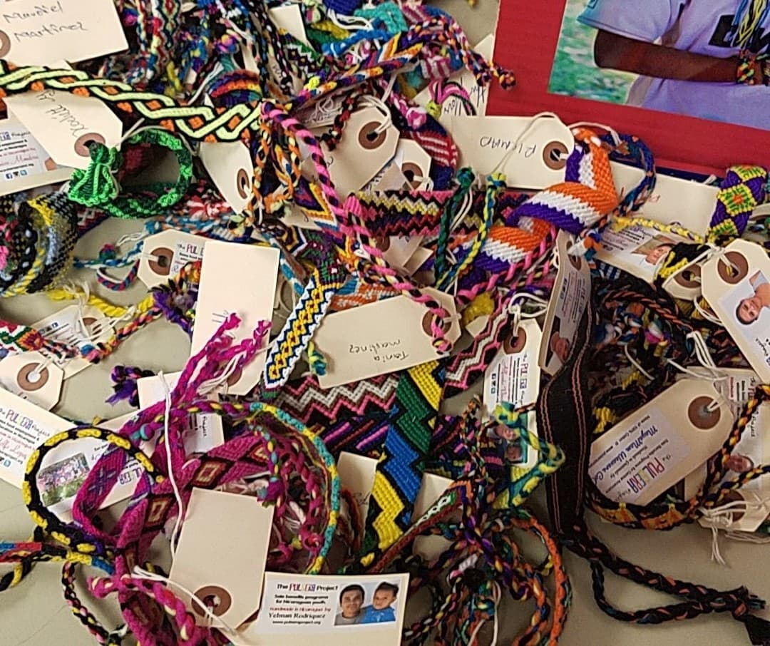 La escuela East Chicago Central High School participa por segundo año consecutivo en el llamado 'Proyecto Pulsera' para apoyar a artesanos de Centroamérica.