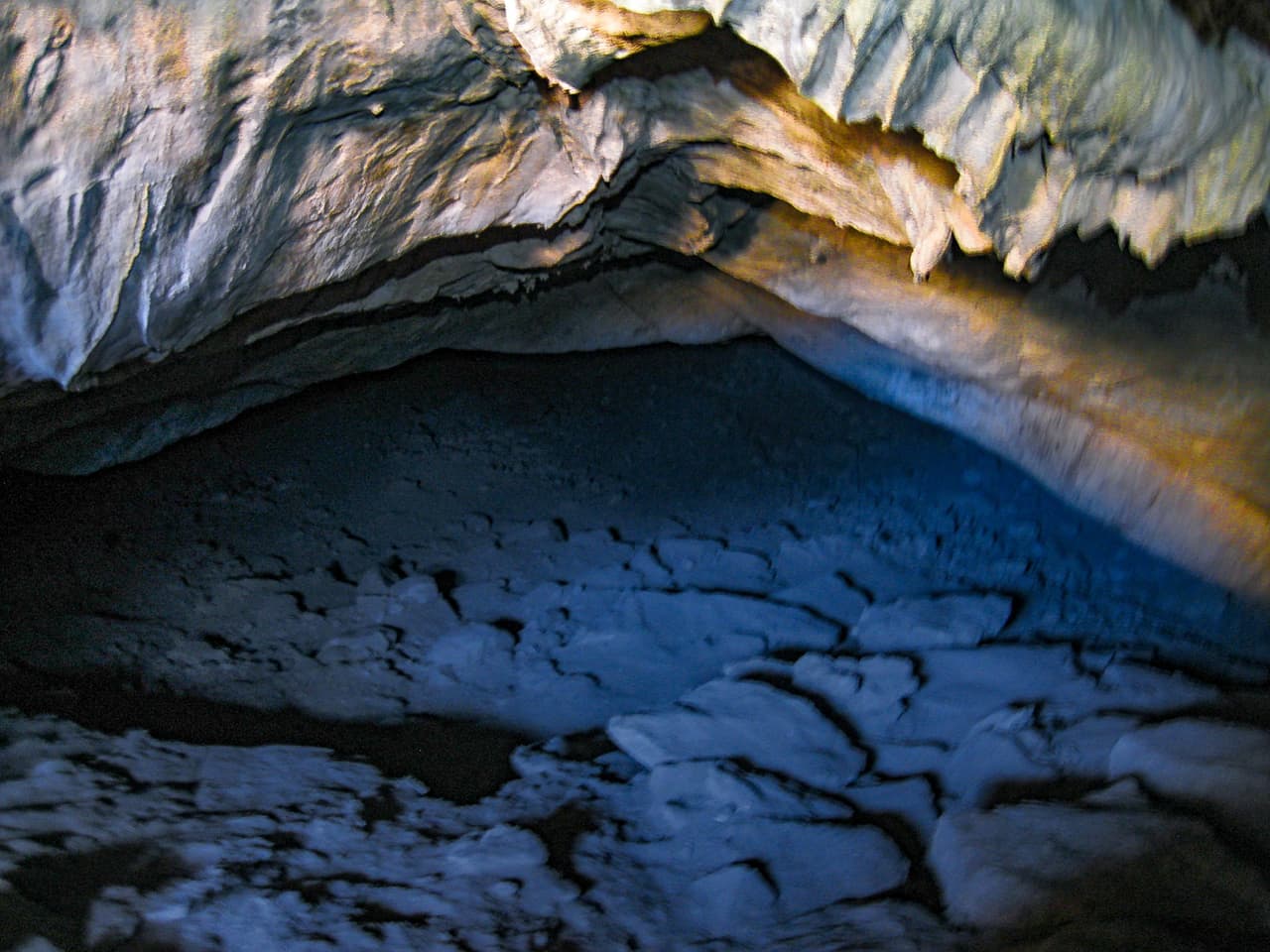 La cueva es ahora una de las pocas cuevas abiertas y sin desarrollar en el sur de Arizona. Coronado Cave es una gran caverna de 600 pies de largo y en la mayoría de los lugares alrededor de 70 pies de ancho.