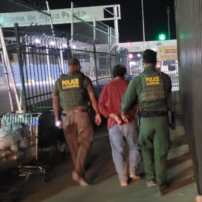 Con coordinación binacional, fue entregado a las autoridades mexicanas en el puerto de entrada.