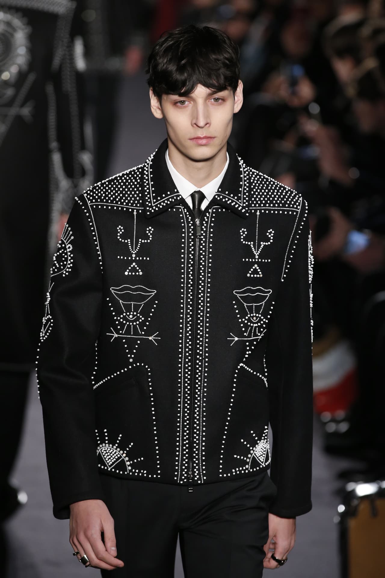 Este traje a la 
<i>rhinestone cowboy</i> de la colección Otoño-Invierno 2016-2017 de Valentino, logra combinar el encanto de la fantasía con la discreta elegancia de un traje perfectamente bien cortado, virtud que J Balvin sabe apreciar, como lo ha demostrado en ediciones anteriores de los Latin GRAMMY Awards®.
<br>