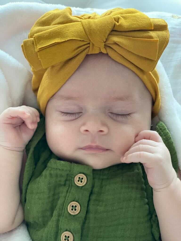 La especialista señala que siempre viene bien tener unas buenas cortinas para bloquear la luz. Insiste que la mejor posición para que el pequeño pueda dormir plácidamente siempre será boca arriba, para evitar accidentes como la muerte de cuna por la carencia de oxígeno si duerme boca abajo. 
<br>