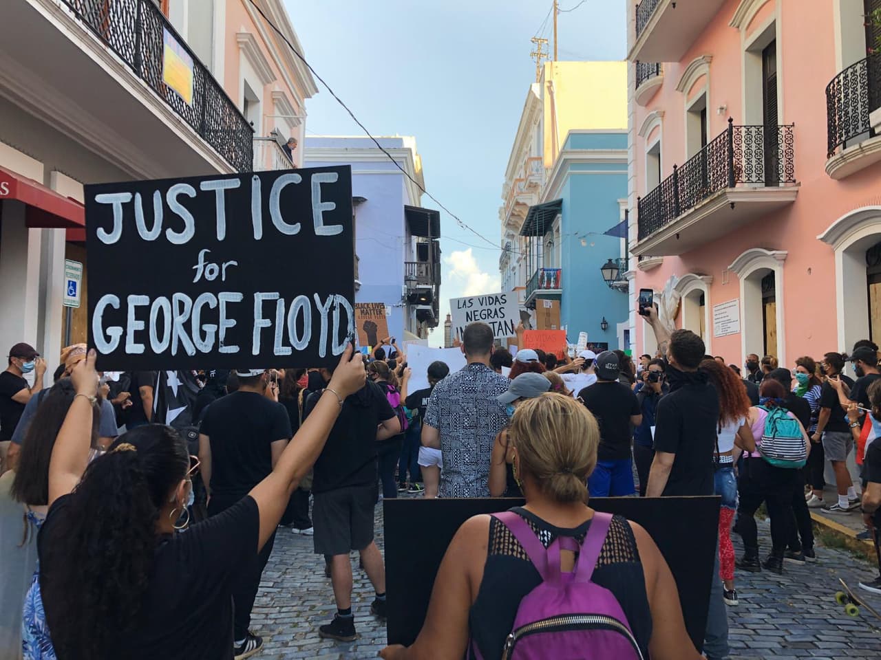 "Justicia para George Floyd", reclaman los manifestantes.