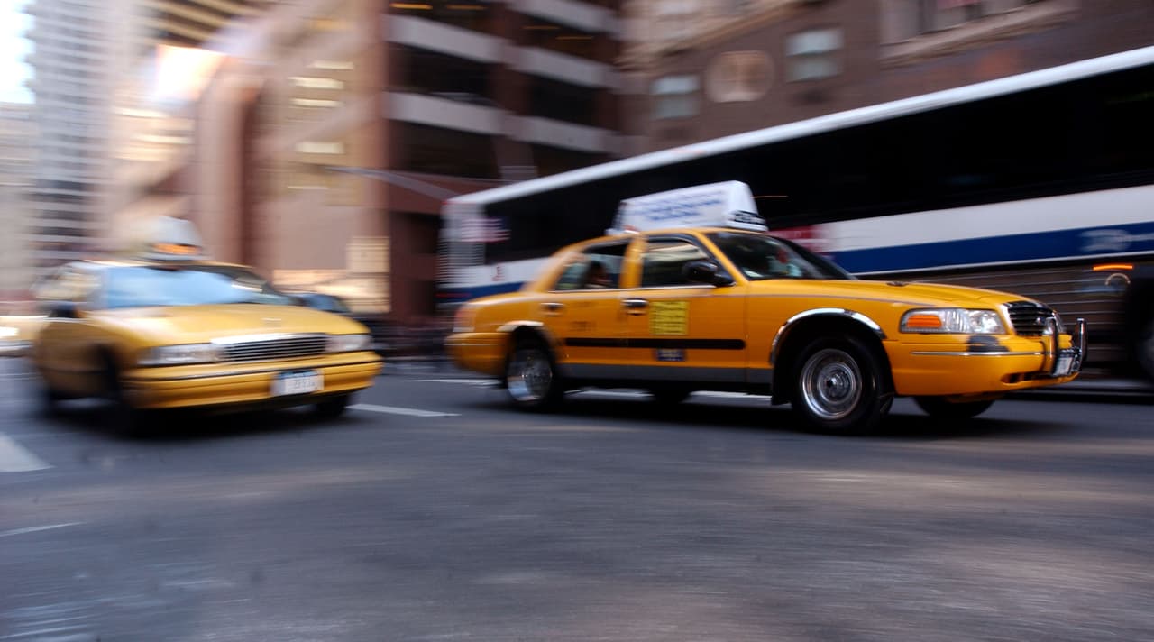 Aprueban aumento salarial por viaje a conductores de taxis y limusinas en Nueva York
