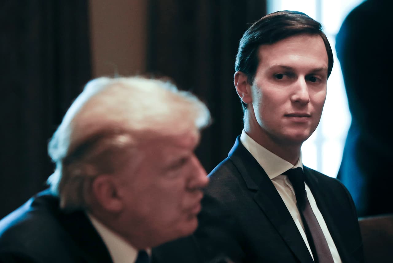 <b>Jared Kushner.</b> El esposo de 
<b><a href="http://www.univision.com/temas/ivanka-trump" target="_blank">Ivanka Trump</a></b>, la hija del presidente, también asistió a la reunión de de junio de 2016 en la Torre Trump, pero además estuvo en una reunión en diciembre en la misma oficina con el exconsejero de Seguridad Nacional 
<b><a href="http://www.univision.com/temas/michael-flynn" target="_blank">Michael Flynn</a> </b>elegido por Trump y 
<b><a href="http://www.univision.com/noticias/politica/quien-es-sergey-kislyak-el-hombre-mas-toxico-para-el-entorno-de-donald-trump-en-washington" target="_blank">el embajador ruso Sergey Kislyak</a></b>. Un tercer contacto con rusos está bajo escrutinio: su reunión con 
<b>Sergey N. Gorkov</b>, jefe del banco de desarrollo ruso Vnesheconombank, incluido en las sanciones impuestas a Rusia por EEUU tras la anexión de Crimea.