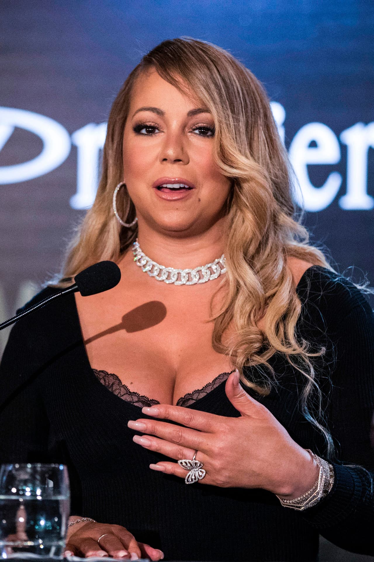 Esta semana, una persona vinculada a la artista y que habló bajo condición de anonimato, detalló al programa 
<b><a href="http://www.etonline.com/mariah-carey-underwent-weight-loss-surgery-6-weeks-ago-new-beginning-her-source-says-90636">Entertaiment Tonight (ET)</a></b> lo que ha sido este periodo de transformación física.