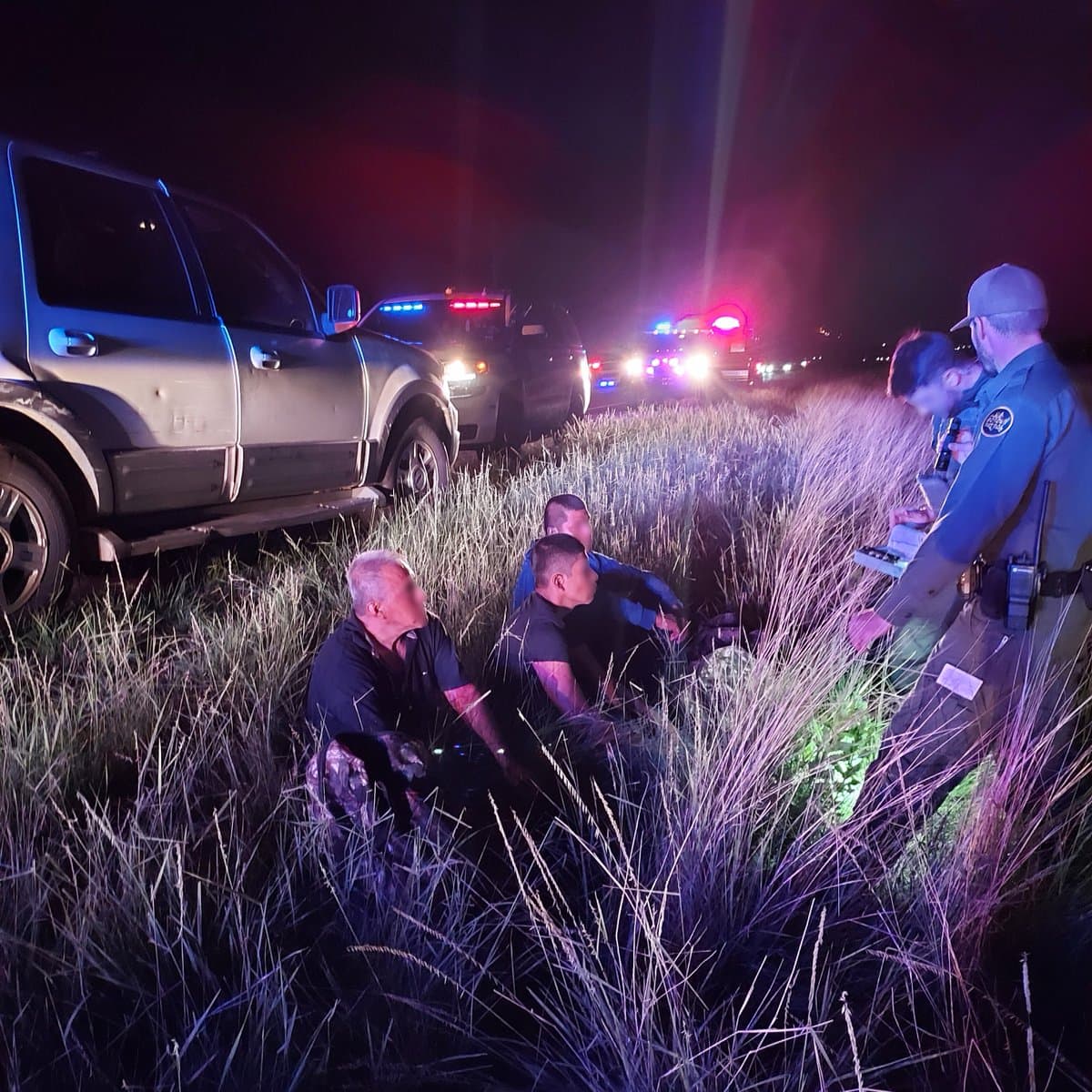 Agentes ayudaron con una parada de vehículos en la SR-92. El conductor ciudadano estadounidense y tres migrantes fueron arrestados. Se incautaron pastillas de fentanilo del vehículo y se envió un técnico de emergencia debido al comportamiento errático del conductor que enfrenta cargos criminales.