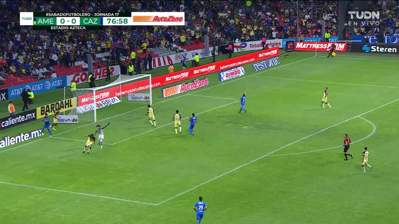 ¡TIRO ATAJADO! disparo por Uriel Antuna.