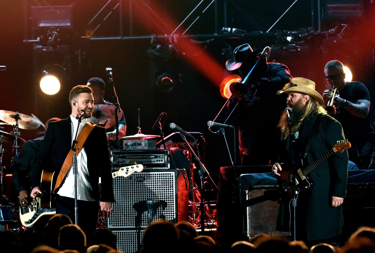 En otro de los momentos de la noche Justin interpretó 'Drink You Away'.