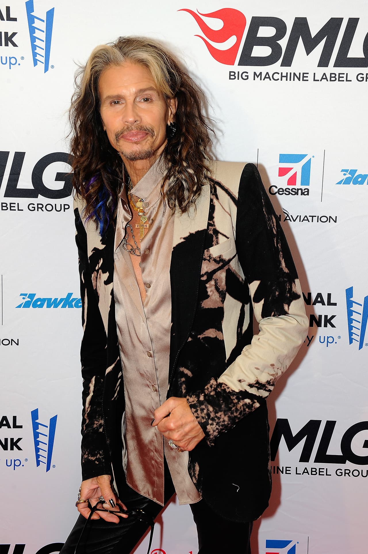 ¿Por qué tan serio? Aún así trató de mostrar su mejor pose.