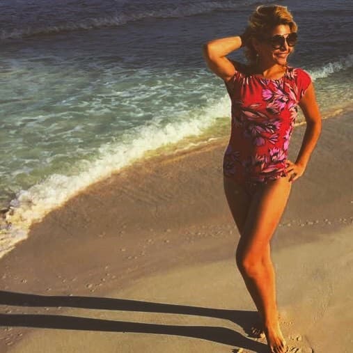 Ahí aprovechó para lucir sus bien formadas piernas en un traje de baño muy discreto, mostrando su mejor sonrisa a la orilla del mar.