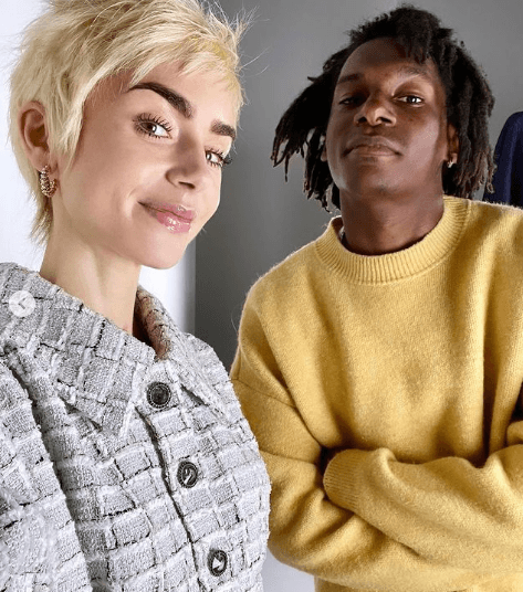 <b>Lily Collins</b>
<br>La actriz de la serie ‘
<a href="https://www.univision.com/famosos/los-mejores-looks-de-la-serie-emily-en-paris">Emily in Paris</a>’ ha tenido un sinfín de estilos, desde cabello largo, con flequillo, tinte claro u oscuro, pero el que llamó la atención fue el pixie rubio que usó en noviembre.