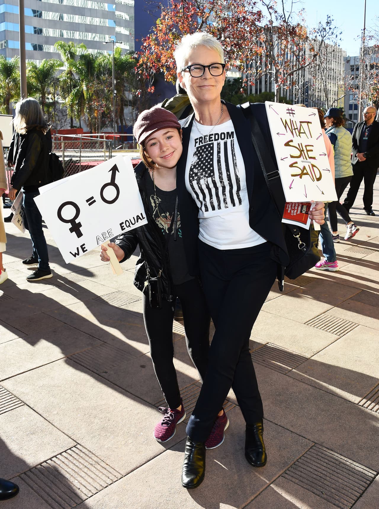 Jamie Lee Curtis fue una de las famosas más vocales en sus redes sociales sobre el apoyo a Hillary Clinton y el no ceder ante el 
<i>bullying</i> de Trump.