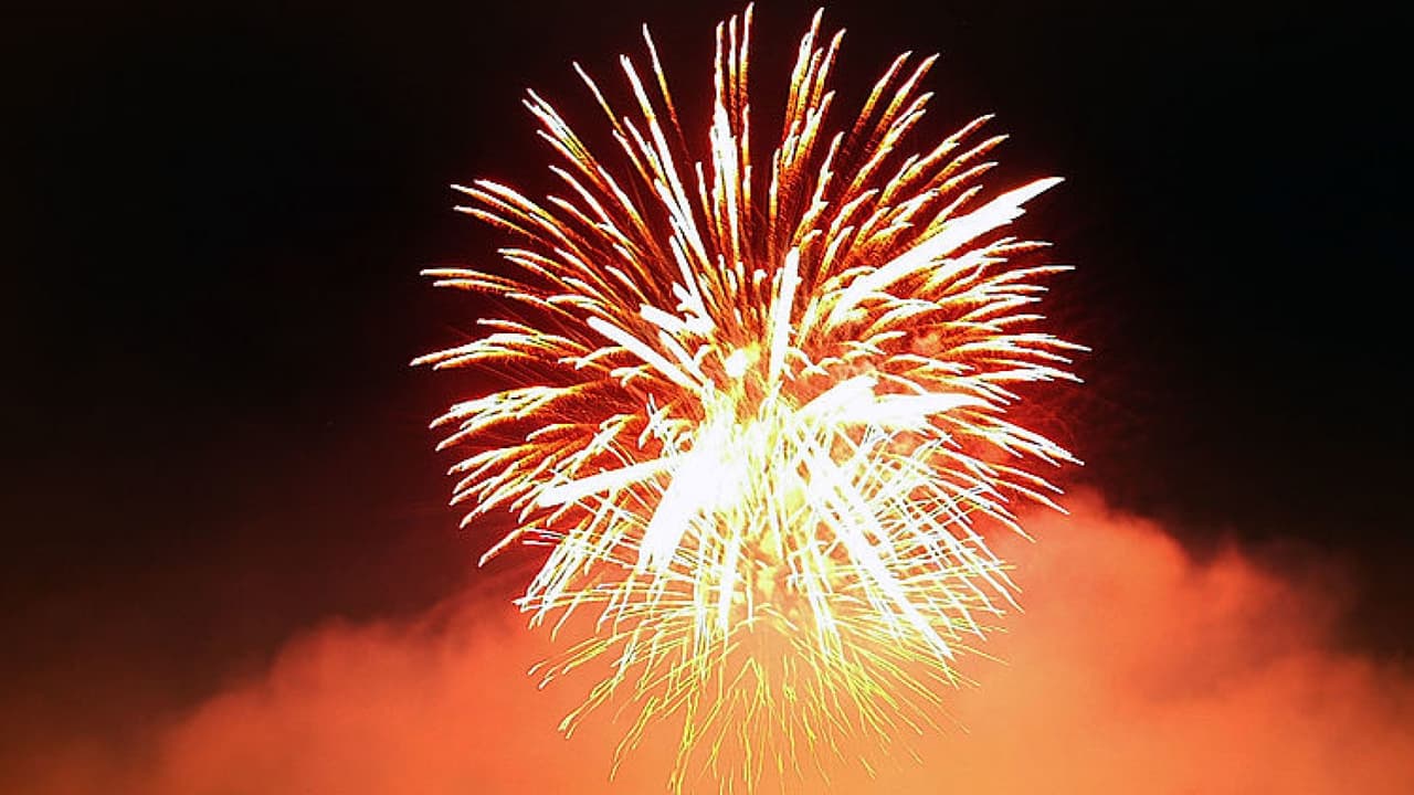 “No son juguetes”: bomberos advierten sobre los peligros de los fuegos artificiales 