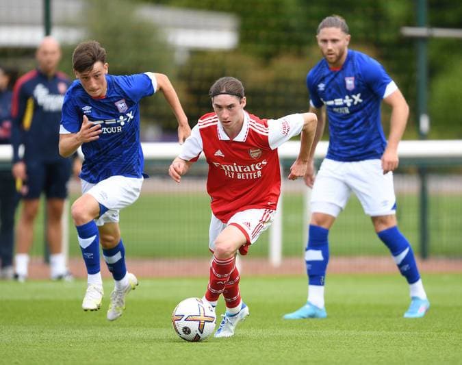 Marcelo Flores juega con el primer equipo de Arsenal en el amistoso ante Ipswich Town